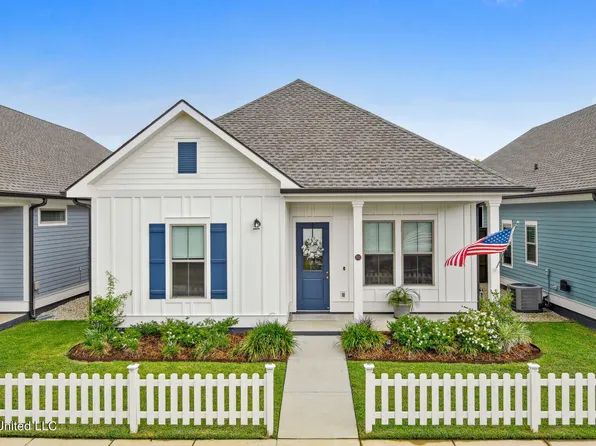 513 Dunbar Ct, Bay Saint Louis, MS 39520