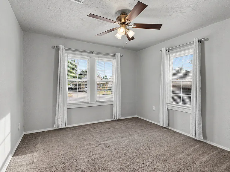 537 SW 46th St — Photo 23