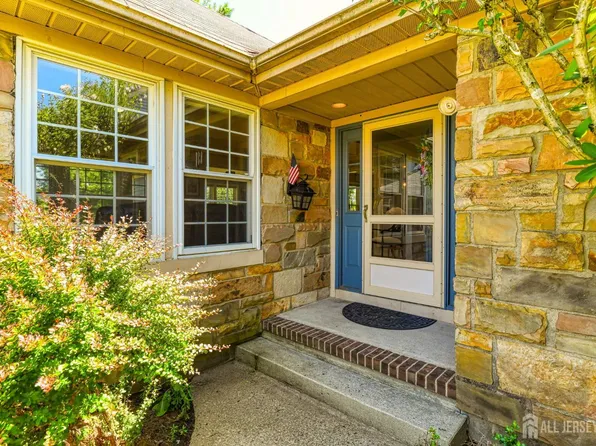 1 Alexander Hamilton Ct, Monroe Township, NJ 08831