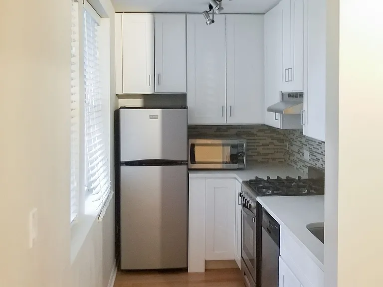 2530 W Leland Ave #1 — Photo 3