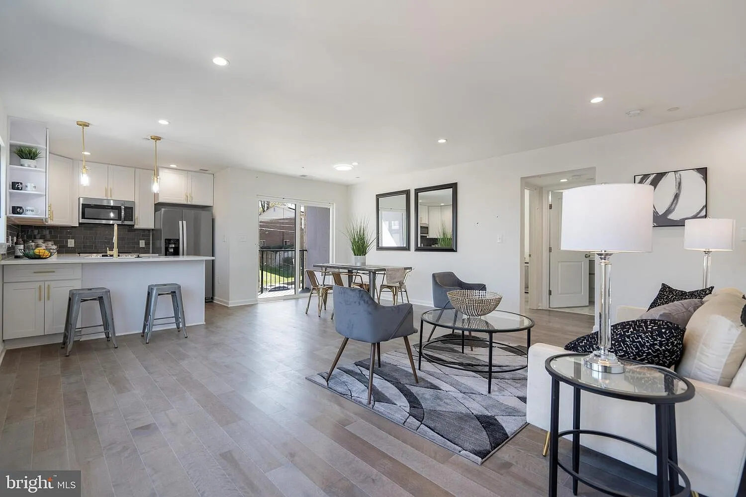 2 bed, 980 sqft, $2,400 — Photo 3