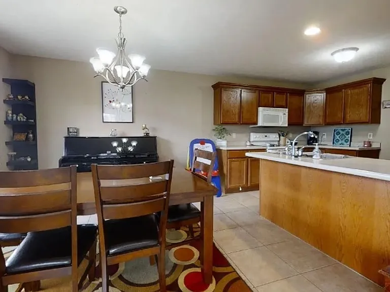 206 Gentian St — Photo 10