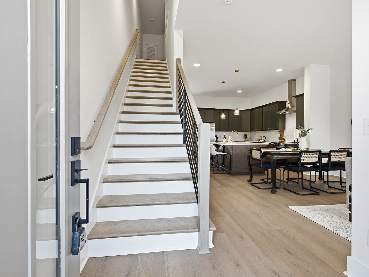 4 bed, 3.5 bath, 2825 sqft, $3,300 — Photo 4