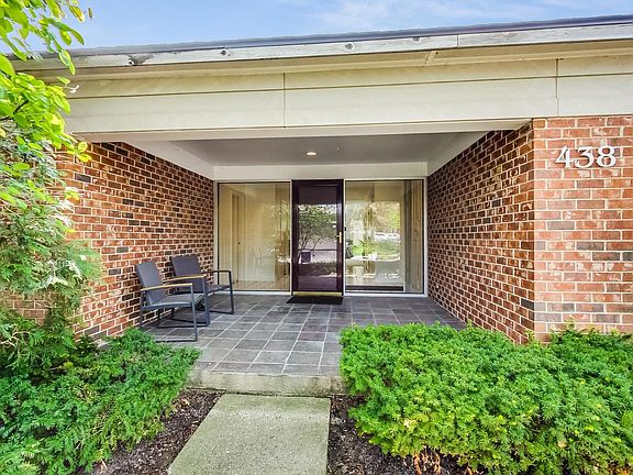3rd image of 438 Amberley Ln