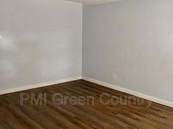 3rd image of 821 Park St