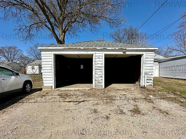 1112-1114 Byron Ave — Photo 19
