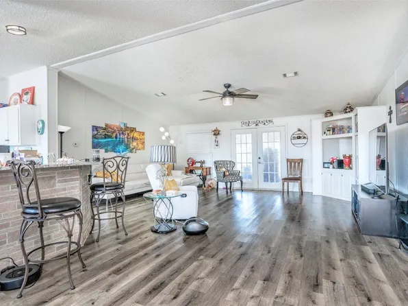316 Candlewood Cir, Gainesville, TX 76240