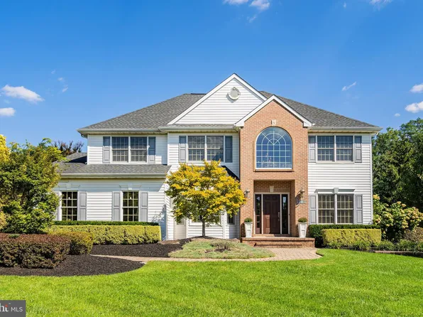 16 Outlook Ln, Freehold, NJ 07728