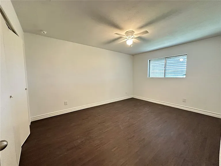 2114 Saint Charles Dr — Photo 15
