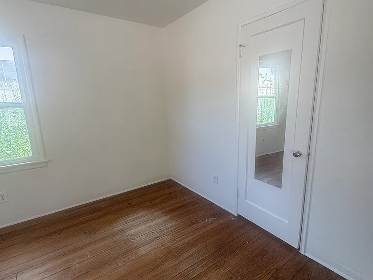 5438 Sylvia Ave — Photo 6