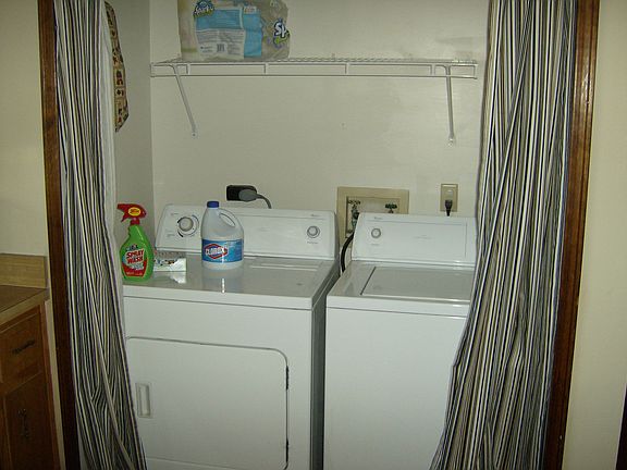 washer/dryer area