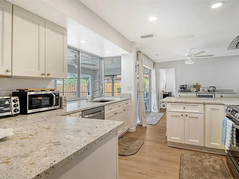 6722 Roxbury Dr — Photo 28