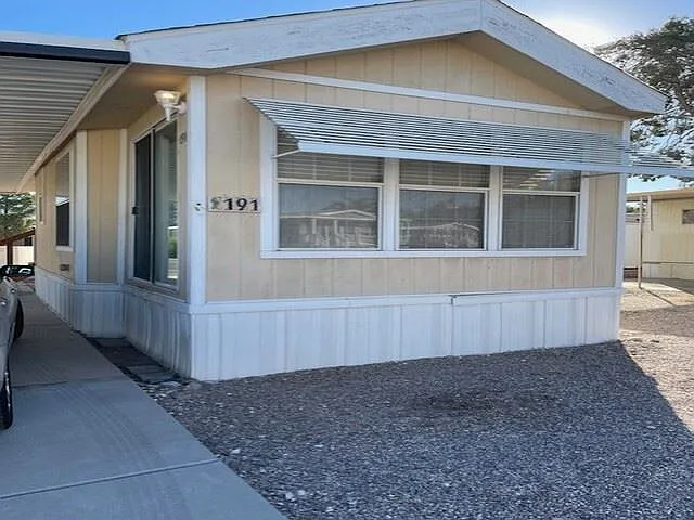1 bed, 1.0 bath, 385 sqft, $890 — Photo 1