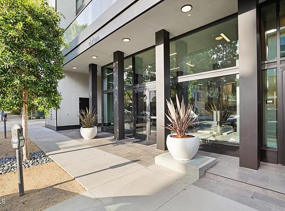 3rd image of 178 S Euclid Ave #210
