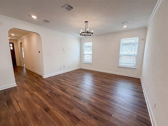 3rd image of 401 Fort William St #33