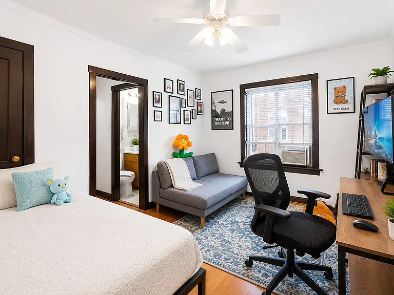 658 W Oakdale Ave #3B — Photo 2