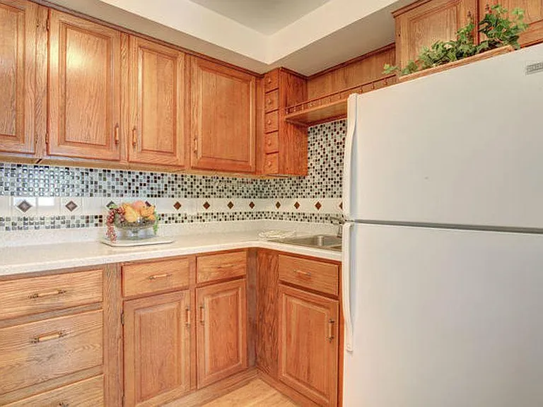 302 Greenview Dr — Photo 17