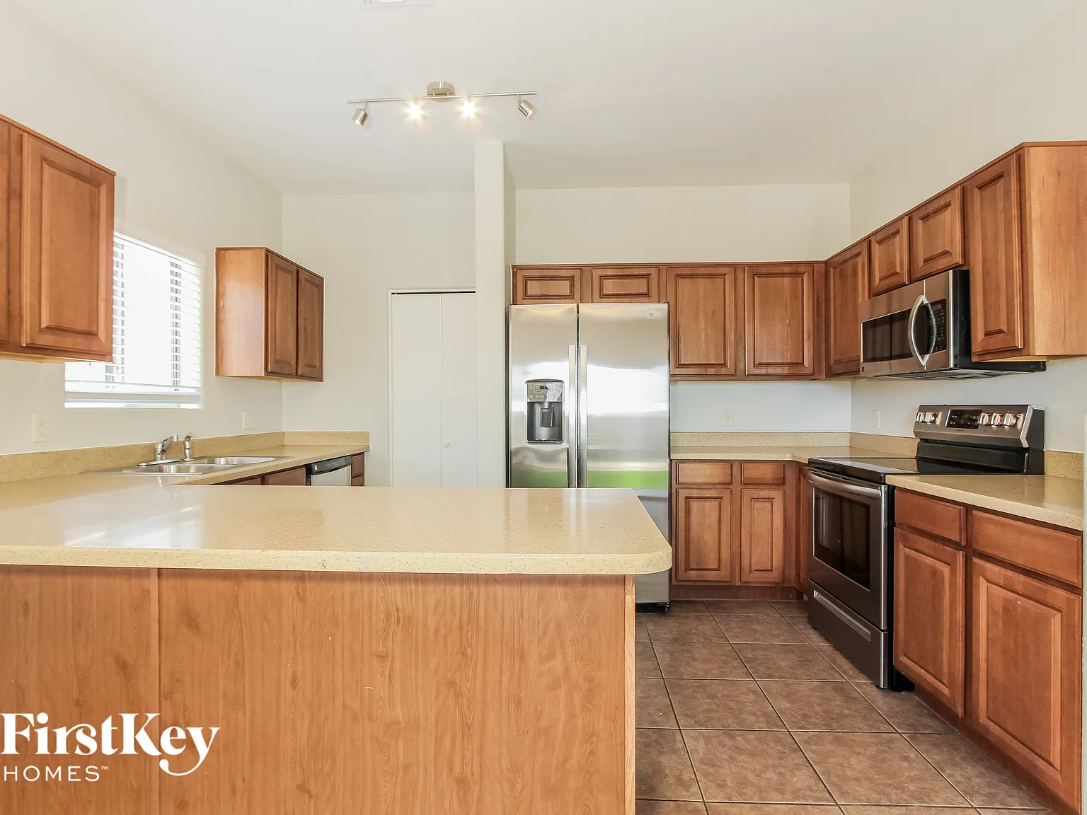 4 bed, 2.5 bath, 2199 sqft, $2,005 — Photo 4