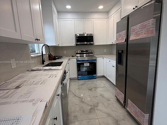 5th image of 2445 Taft St