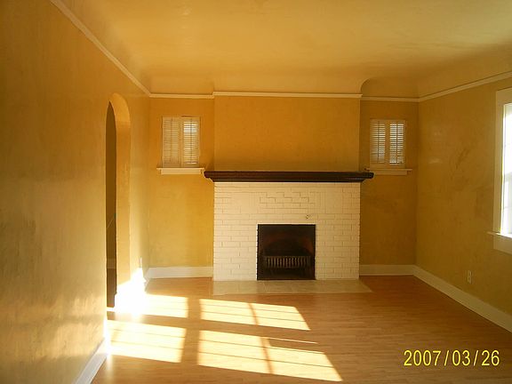 Living room w/ natural fireplace