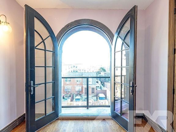 2nd image of 311 Melrose St #2R