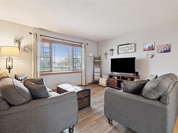 5th image of 601 E 11th St