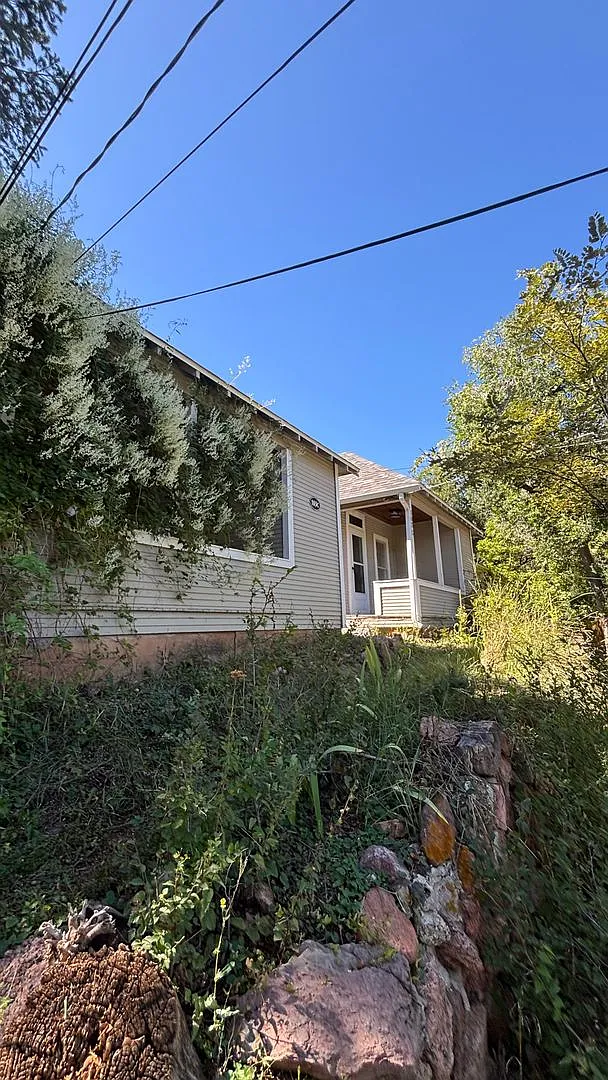 Enjoy spacious living in this 2-bedroom, 1-bath home in the heart of Manitou Springs! — Photo 4