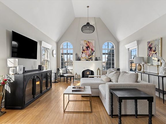 3rd image of 330 E Saint Charles Rd