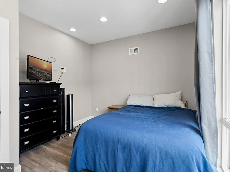 1528 W Seybert St — Photo 16