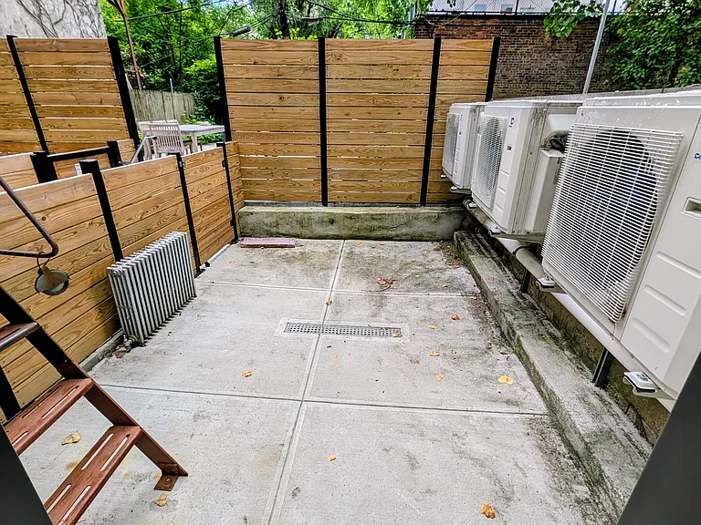 96 Scholes St #1R — Photo 9