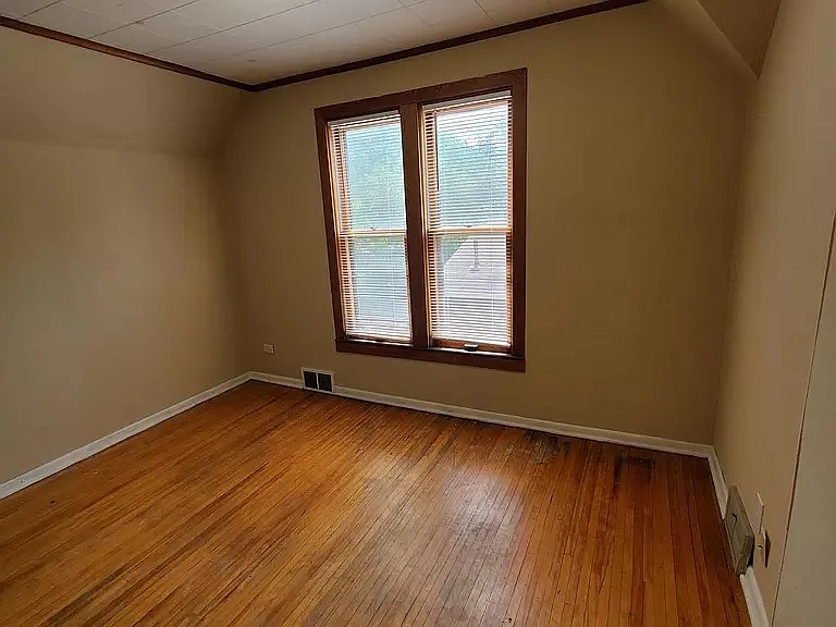 576 Bay St — Photo 5