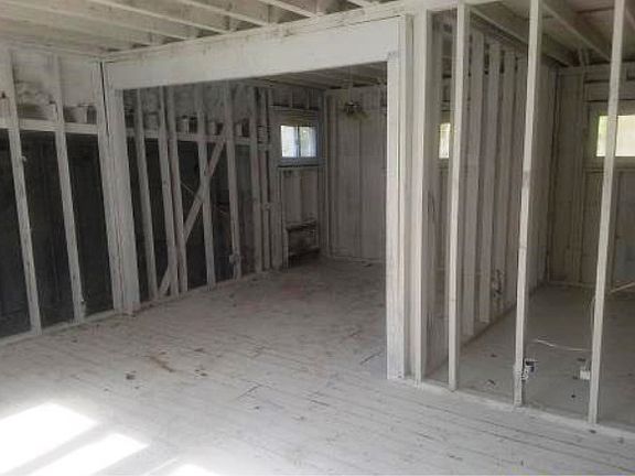 4th image of 2186 White Birch Dr
