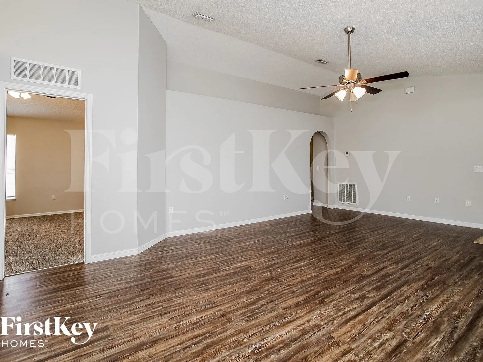 3 bed, 2.0 bath, 1303 sqft, $2,010 — Photo 4