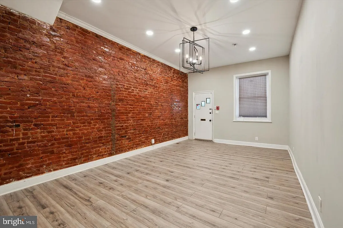 Building Photo - 2021 N 33rd St #1