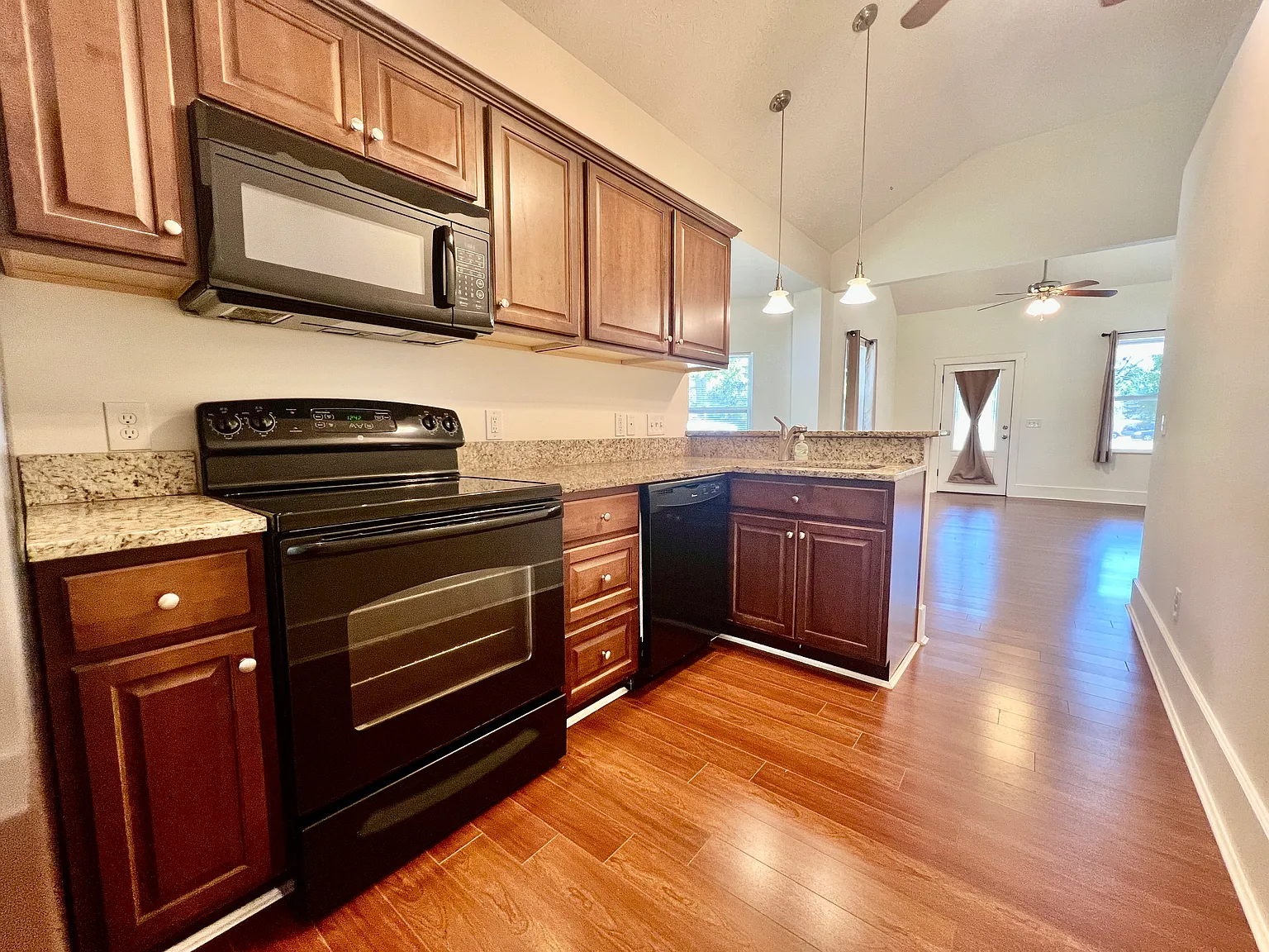 3 bed, 1500 sqft, $2,400 — Photo 4