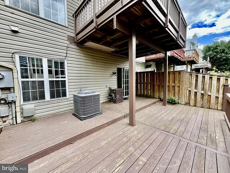 7504 Lamoyne Ct — Photo 11