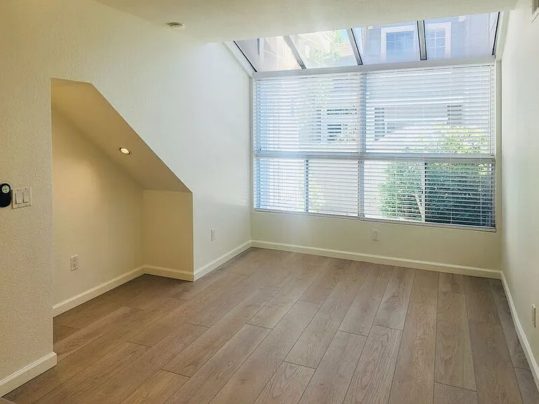 2275 Hawthorne Pl — Photo 14