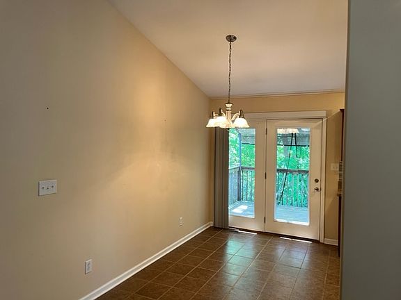 3rd image of 340 Williamsburg Ln