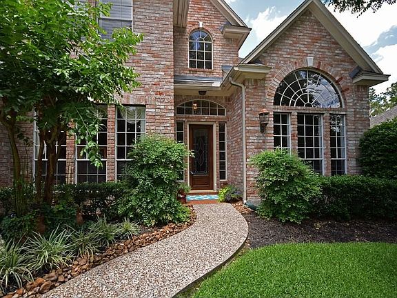 4,242sf, 5 Bedrooms, 3 Full & 2 Half Baths, 3 Car Garage, Pool & Spa, Amazing Pergola and Outdoor Ki