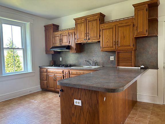 Spacious Kitchen with dinning area