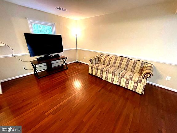 4th image of 5052 Harford Ln