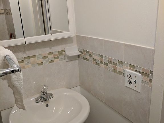 3rd image of 10 Vineyard Ave