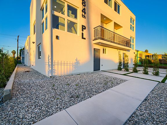 3rd image of 801 1/2 E 84th Pl