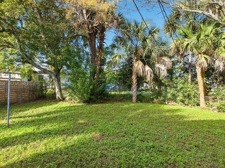 533 NW 15th Way — Photo 16