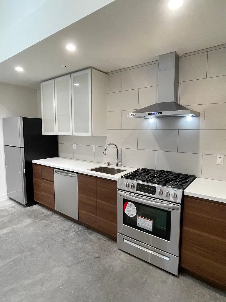 2 bed, 800 sqft, $2,400 — Photo 3