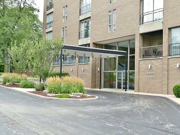 2nd image of 4444 N Knoxville Ave APT 303