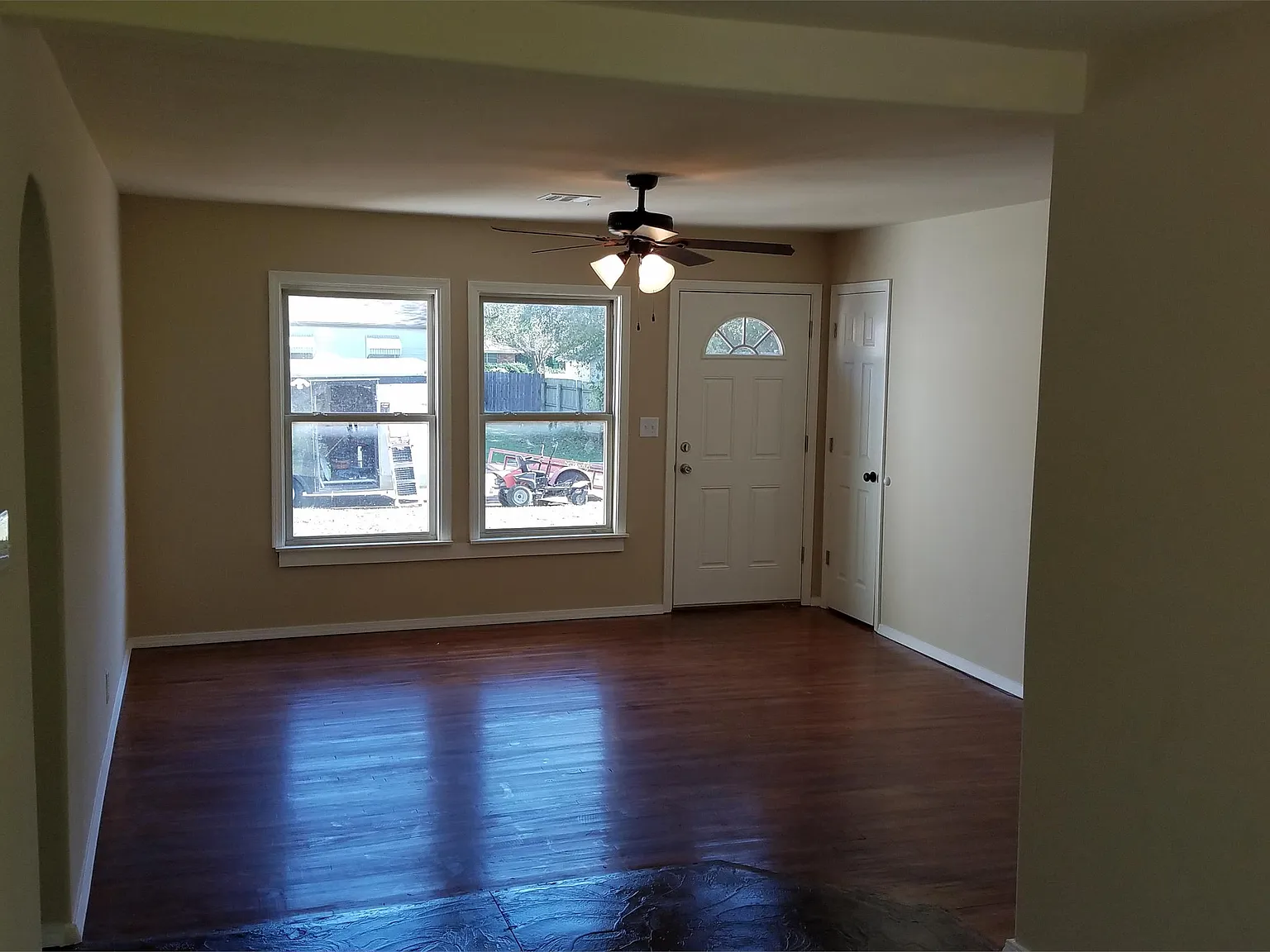 355 Oak N - 0 Pet - 1 — Photo 3