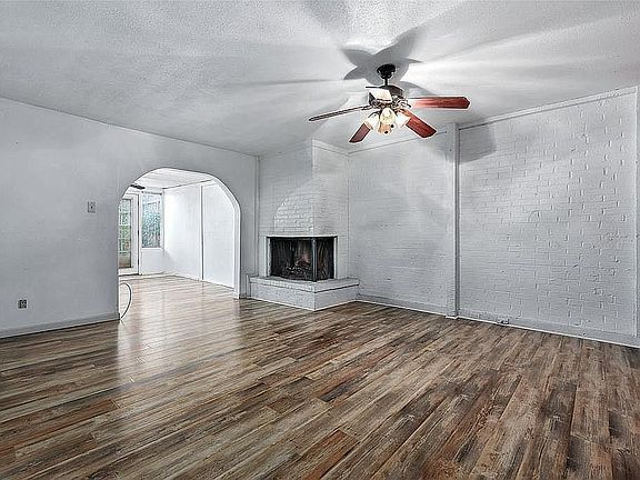 3rd image of 2027 Court Pl