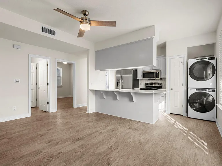 1100 W 25th St #101 — Photo 1