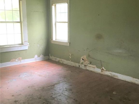 4th image of 320 E High School Dr